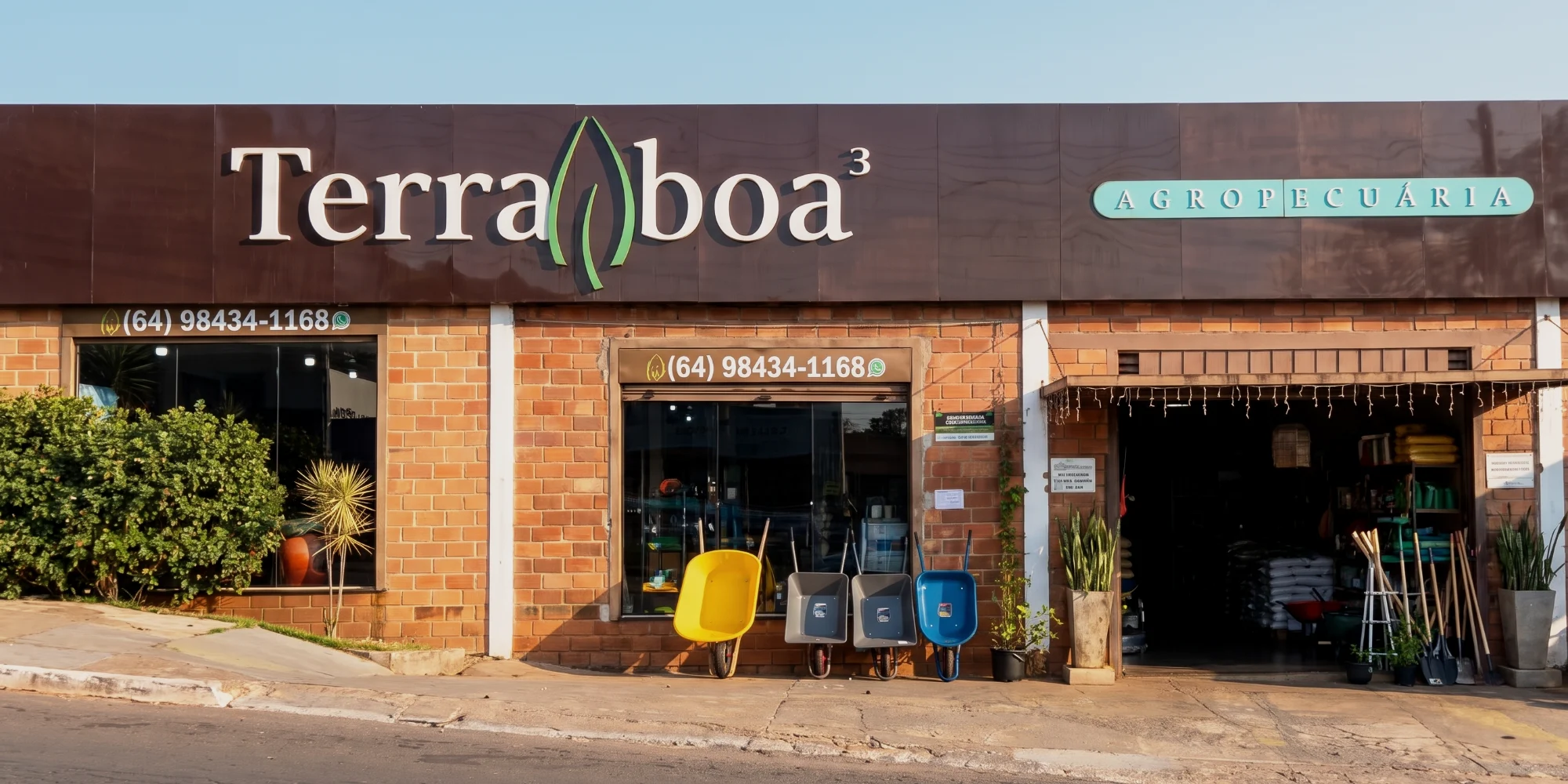 Fachada da Terra Boa Agropecuária vista da rua, com carrinhos de mão na calçada