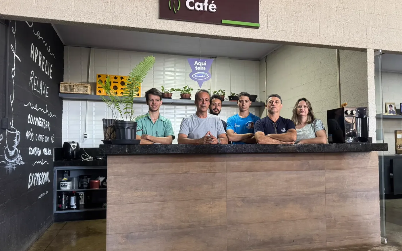 A equipe da Terra Boa no cantinho do café da loja